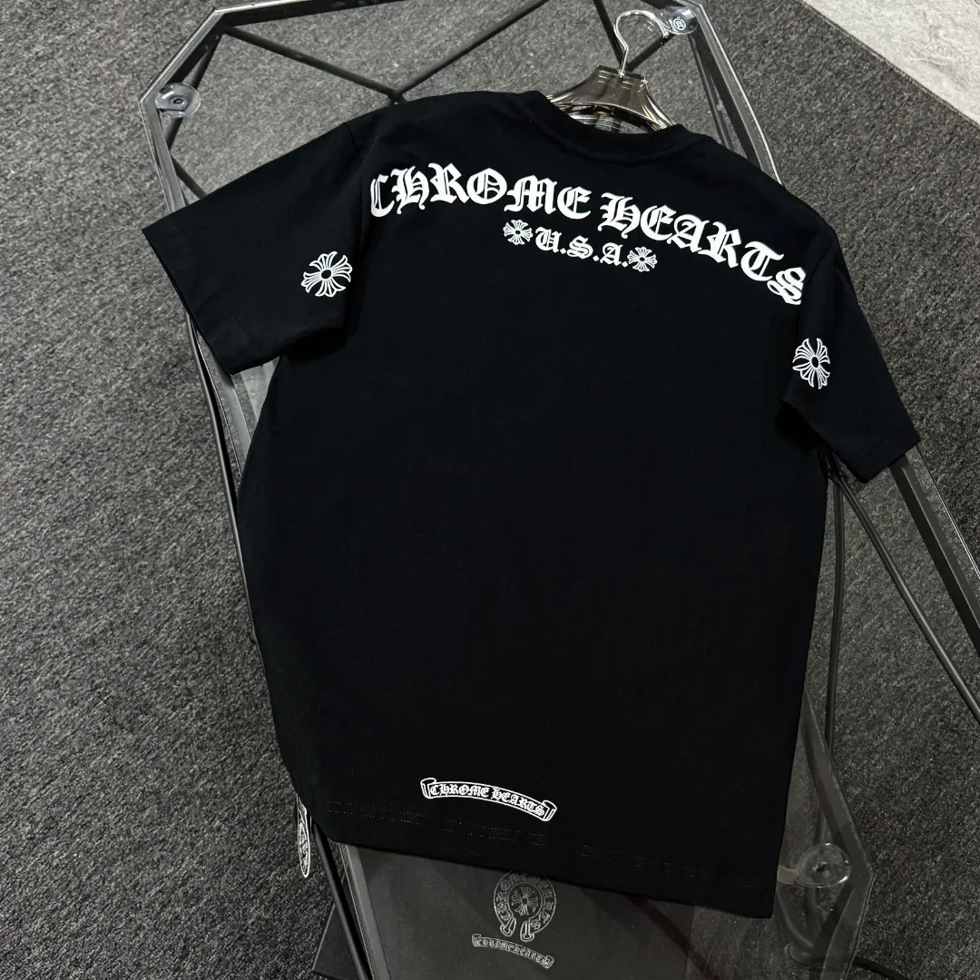 P170 Chrome Hearts 25 high-end versions. The fabric is made of 300 grams of high-density pure cotton. It does not deform or shrink. It has three labels. It is the same style for men and women. Technology: suede foaming + digital printing. Color: white, black. SIZE: S-XL.